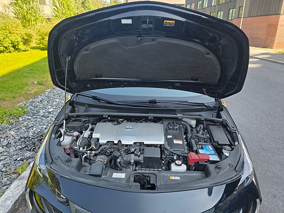 Toyota Prius Plug-in Hybrid 23 of 30