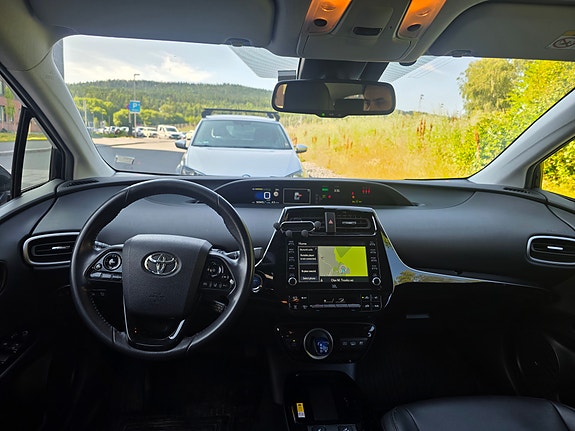 Toyota Prius Plug-in Hybrid 18 of 30
