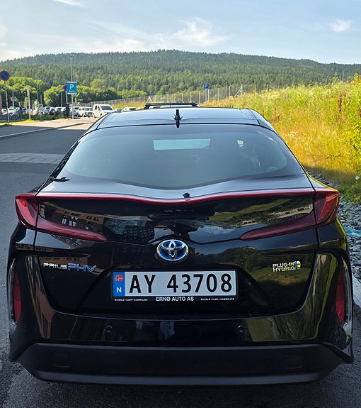 Toyota Prius Plug-in Hybrid 10 of 30