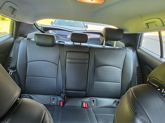 Toyota Prius Plug-in Hybrid 22 of 30