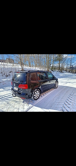 Volkswagen Touran 2 of 3