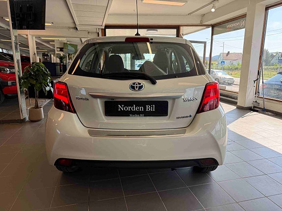 Toyota Yaris 6 of 25