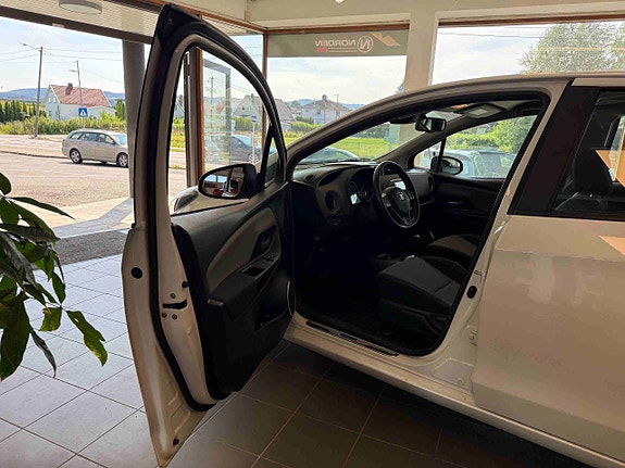 Toyota Yaris 8 of 25