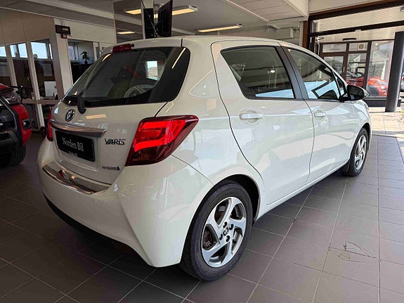 Toyota Yaris 5 of 25
