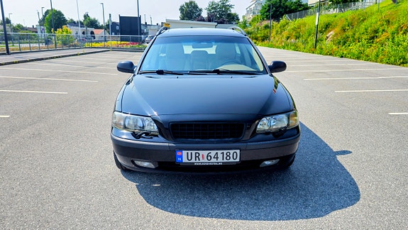 Volvo V70 2 of 30