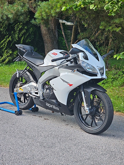 Aprilia RS4 125 2 of 5