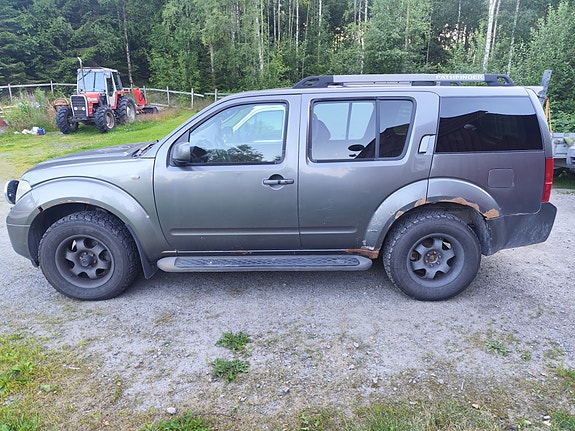 Nissan Pathfinder 4 of 5