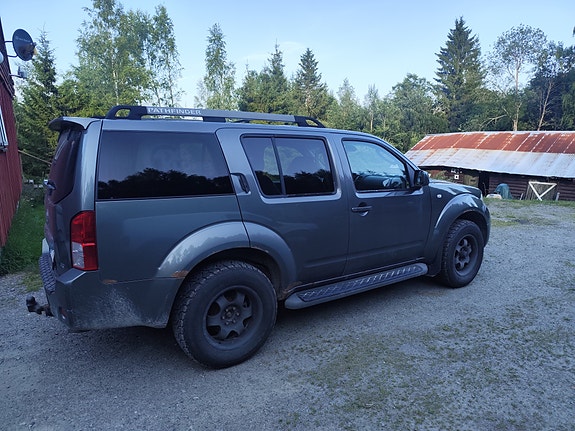 Nissan Pathfinder 3 of 5