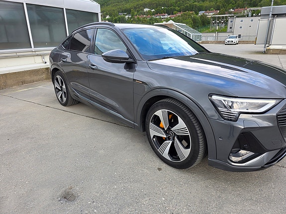 Audi e-tron Sportback 3 of 5