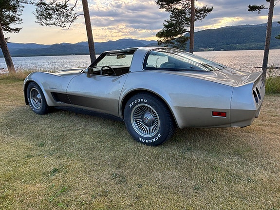 Chevrolet Corvette 4 of 5