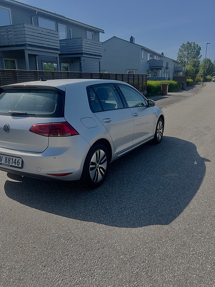Volkswagen e-Golf VII 3 of 11