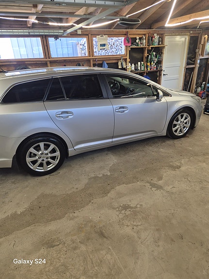Toyota Avensis 2 of 5