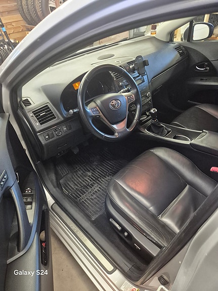 Toyota Avensis 3 of 5