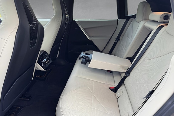 BMW iX 14 of 30