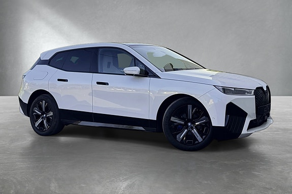 BMW iX 4 of 30