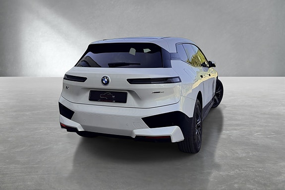BMW iX 9 of 30