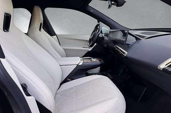 BMW iX 16 of 30