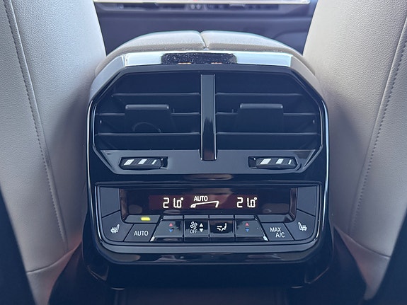 BMW iX 28 of 30