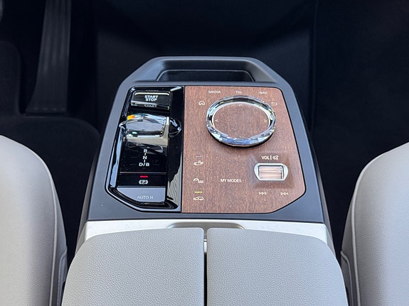 BMW iX 19 of 30