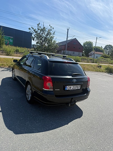 Toyota Avensis 4 of 5