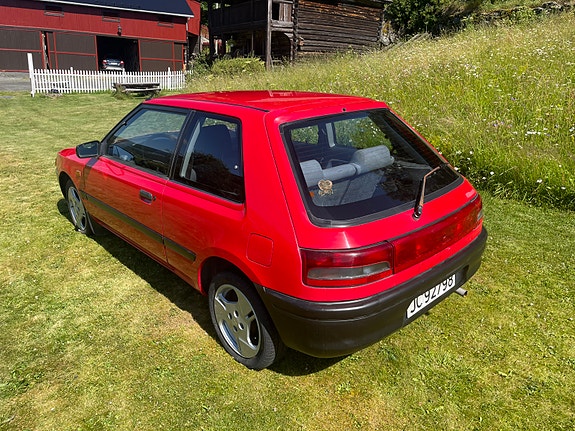 Mazda 323 3 of 5