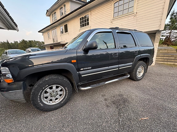 Chevrolet Tahoe 2 of 5
