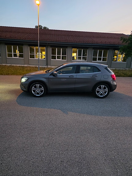 Mercedes-Benz GLA200 2 of 5