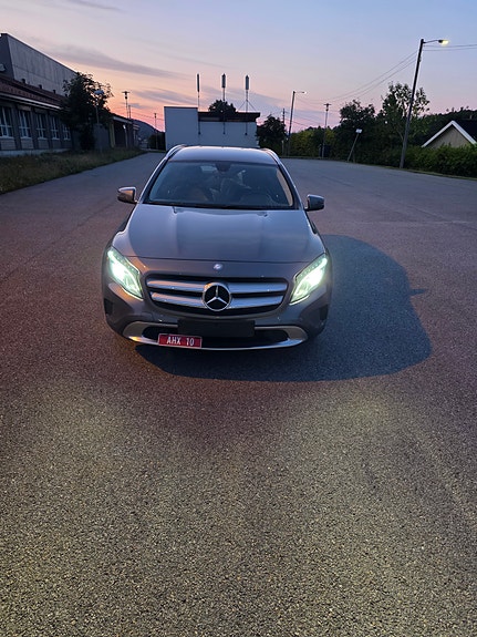 Mercedes-Benz GLA200 4 of 5
