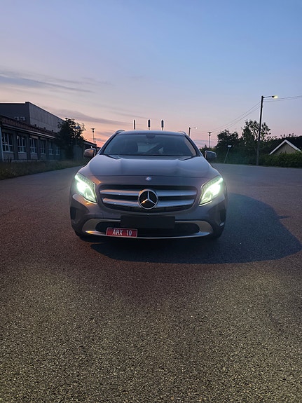 Mercedes-Benz GLA200 3 of 5