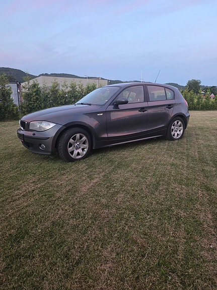BMW 118i 2 of 5
