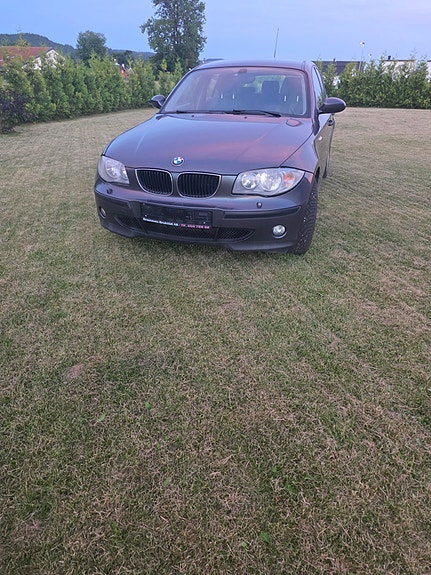 BMW 118i 3 of 5