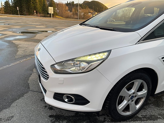 Ford S-MAX 8 of 24