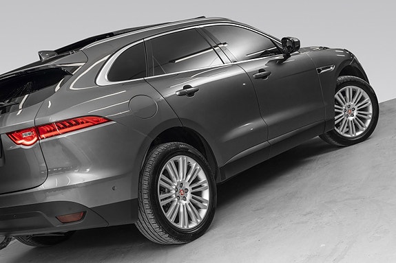 Jaguar F-PACE 4 of 5