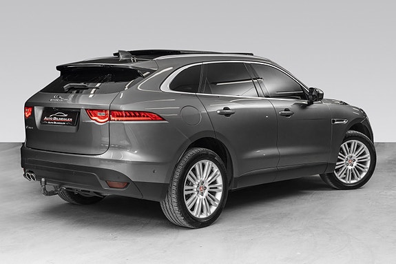 Jaguar F-PACE 2 of 5