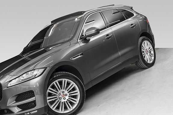 Jaguar F-PACE 3 of 5