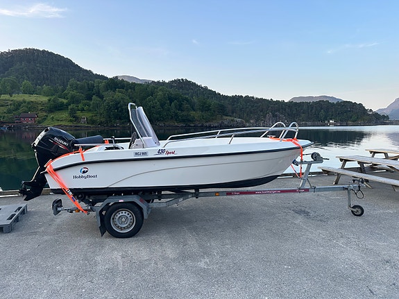 Hobby 430 Sport med Suzuki DF25 + henger