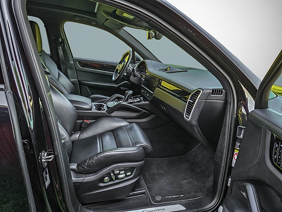 Porsche Cayenne 19 of 30