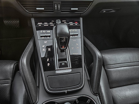 Porsche Cayenne 17 of 30