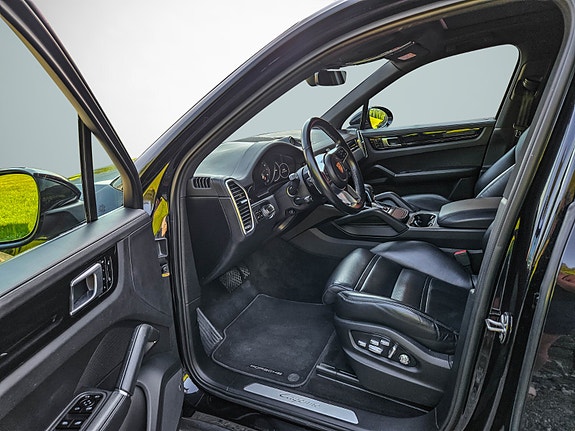 Porsche Cayenne 8 of 30
