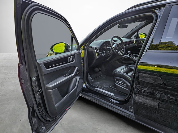 Porsche Cayenne 7 of 30