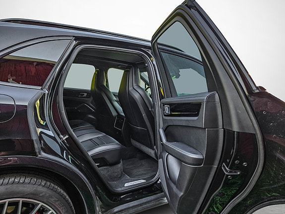 Porsche Cayenne 25 of 30