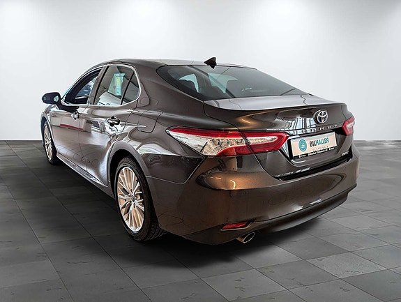 Toyota Camry 4 of 5