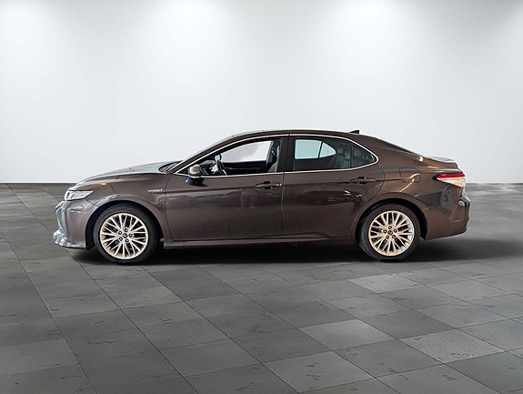 Toyota Camry 3 of 5