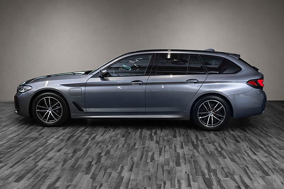 BMW 530e 2 of 5