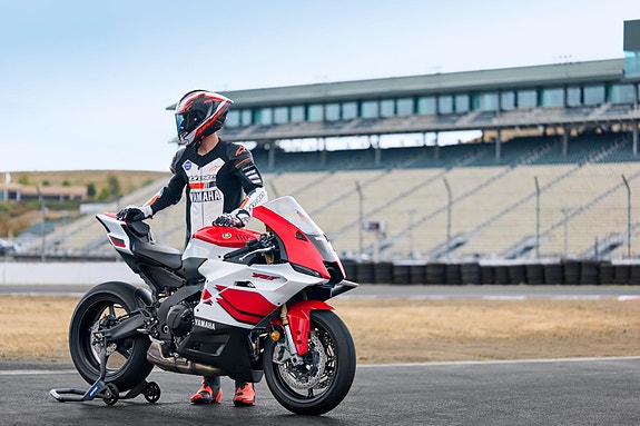 Yamaha R9 KUN EN IGJEN I BUTIKK 2 of 7