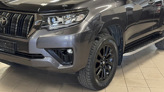 Toyota Land Cruiser 3 of 5