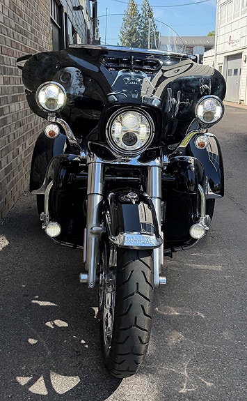 Harley-Davidson FLHTCUTG Tri Glide Ultra 14 of 15