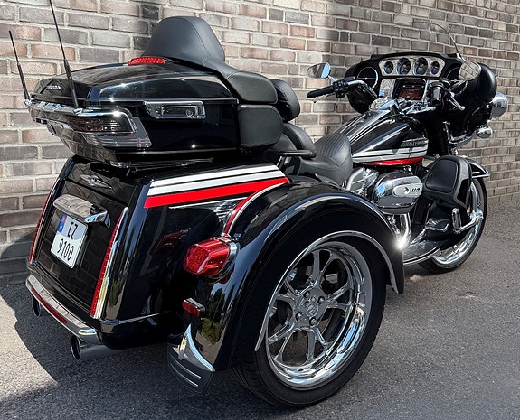 Harley-Davidson FLHTCUTG Tri Glide Ultra 2 of 5