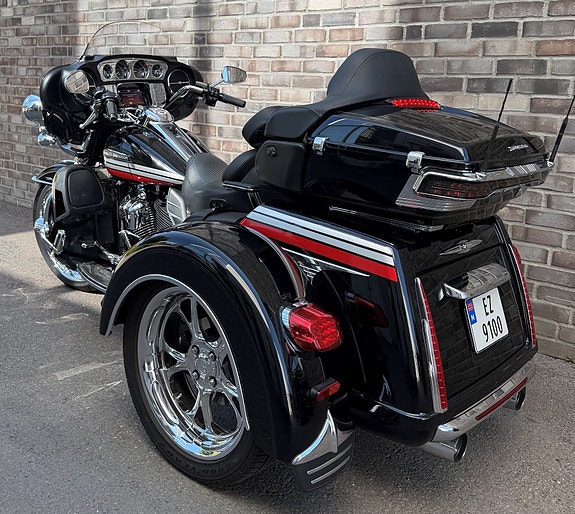 Harley-Davidson FLHTCUTG Tri Glide Ultra 12 of 15