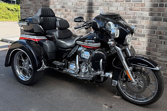 Harley-Davidson FLHTCUTG Tri Glide Ultra 3 of 5